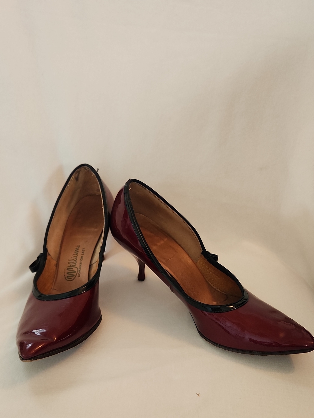 👠 Vintagw Women’s Burgundy Patent Heels with Black Trim Sz 6.5/7